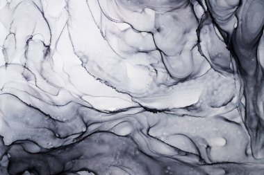 Soyut gri mürekkep suluboya arka plan. Siyah boya lekeleri ve suda lekeler, lüks sıvı sıvı sanat eseri duvar kağıdı.