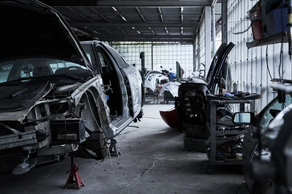 自動車サービスでの古い壊れた車の修理 — ストック写真