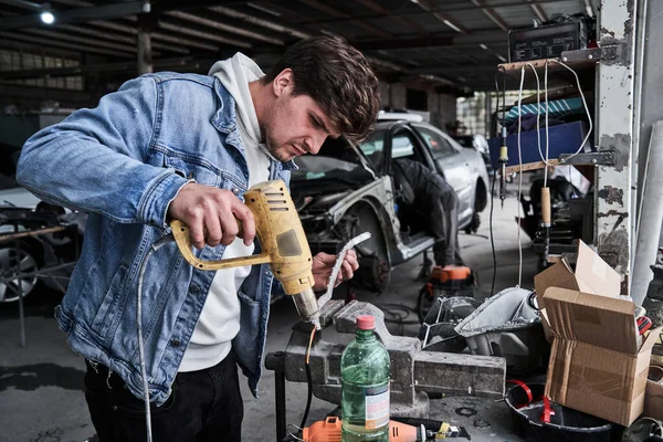 Autoservice Mitarbeiter Repariert Auto — Stockfoto