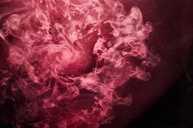 Siyah mürekkep arka planında pembe duman, renkli sis, soyut girdap dokunuşu okyanus denizi, akrilik boya pigmenti su altında