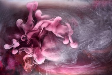 Siyah mürekkep arka planında pembe duman, renkli sis, soyut girdap dokunuşu okyanus denizi, akrilik boya pigmenti su altında