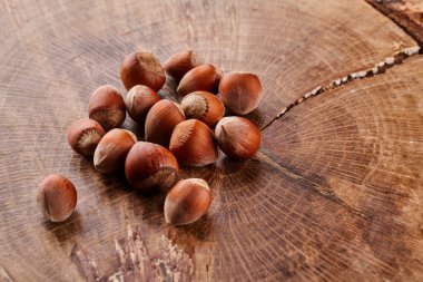 Kabuklu fındık yığını ahşap arka planda izole edilmiş.