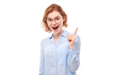 Şok olmuş yüzü kızıla boyanmış iş gömlekli kız beyaz stüdyo arka planında açık ağızla fotokopi alanındaki parmak izlerine şaşırmış görünüyor.