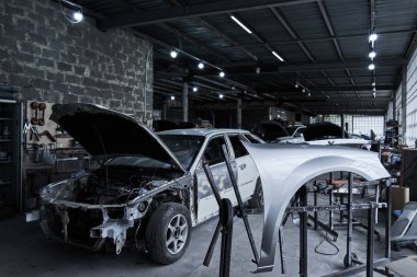Otomotiv servisindeki bozuk bir arabanın tamiri