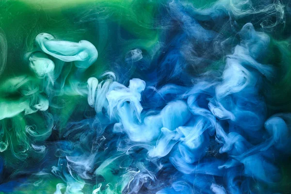 黒インクの背景に青緑の煙 カラフルな霧 抽象的な渦巻く海 アクリル絵具顔料水中 — ストック写真