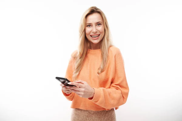 Vacker Blond Flicka Casual Tittar Smartphone Skärmen Och Ler Isolerad — Stockfoto