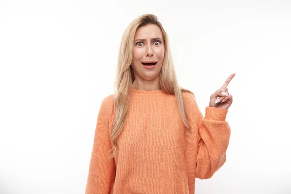 Shocked Blond Girl Looks Surprised White Studio Background Points Finger — Stock Photo, Image