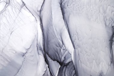 Soyut gri mürekkep suluboya arka plan. Siyah boya lekeleri ve suda lekeler, lüks sıvı sıvı sanat eseri duvar kağıdı.