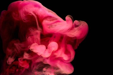 Siyah mürekkep arka planında pembe duman, renkli sis, soyut girdap dokunuşu okyanus denizi, akrilik boya pigmenti su altında