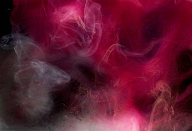 Siyah mürekkep arka planında pembe duman, renkli sis, soyut girdap dokunuşu okyanus denizi, akrilik boya pigmenti su altında