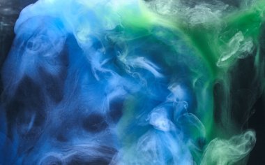 Siyah mürekkep arka planında mavi yeşil duman, renkli sis, soyut girdaplı okyanus denizi, akrilik boya pigmenti su altında