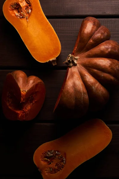 Dwa Różne Plastry Dojrzałe Pomarańczowe Dynie Zbliżenie Drewniane Tło — Zdjęcie stockowe