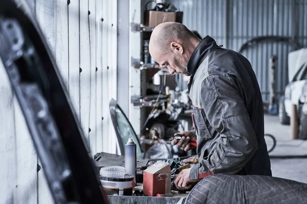 Car Service Worker Repairs Restores Car — Stock Photo, Image