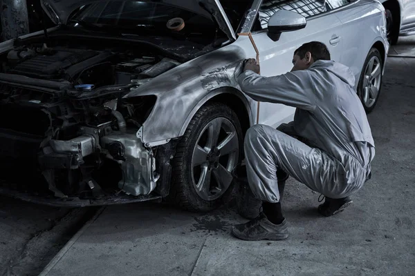Araba Tamircisi Arabayı Tamir Ediyor — Stok fotoğraf