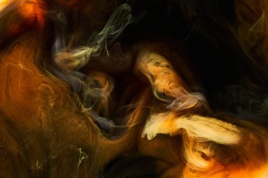 Siyah mürekkep arka planında turuncu duman, renkli sis, soyut girdap gibi dönen okyanus denizi, akrilik boya pigmenti su altında.