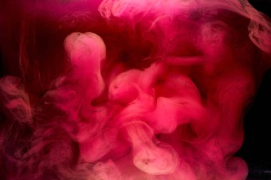 Siyah mürekkep arka planında pembe duman, renkli sis, soyut girdap dokunuşu okyanus denizi, akrilik boya pigmenti su altında