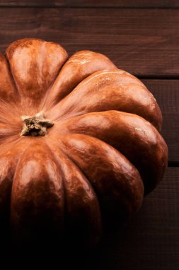 Olgunlaşmış turuncu balkabağı ahşap arkaplanı kapat