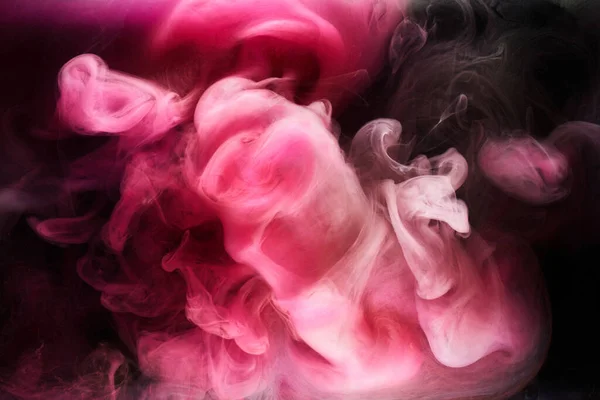 黑色墨水背景上的粉红色烟雾 五彩斑斓的雾气 抽象的漩涡接触大海 水下的丙烯酸颜料 — 图库照片