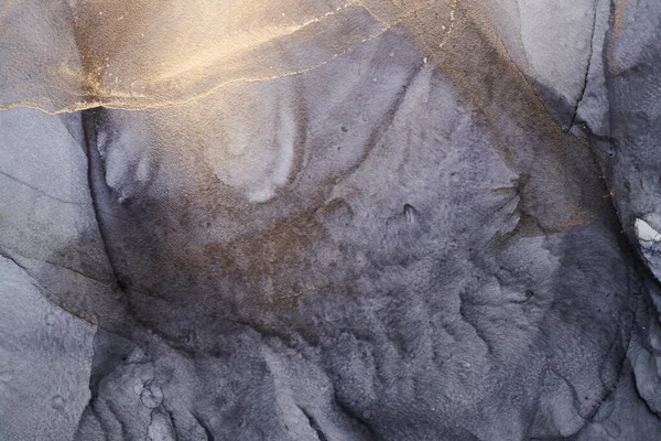 アルコールインク技術 黒金液体塗装 散乱アクリルブロブと渦巻く汚れ 印刷材料の高級抽象暗い背景 — ストック写真