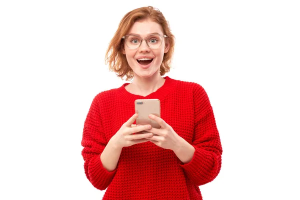 Menina Ruiva Sorridente Feliz Segurando Smartphone Mãos Óculos Roupas Vermelhas — Fotografia de Stock