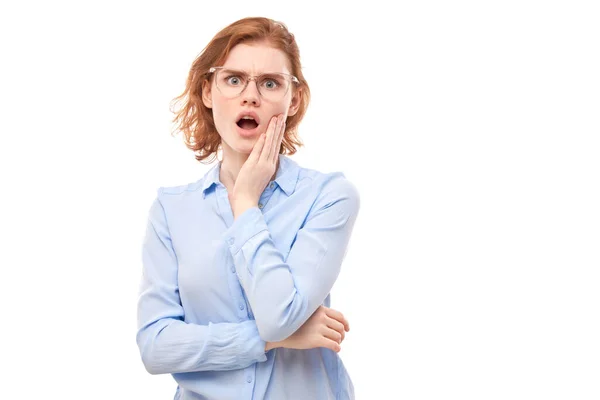 Shocked Faccia Zenzero Ragazza Business Shirt Sembra Sorpreso Con Bocca — Foto Stock