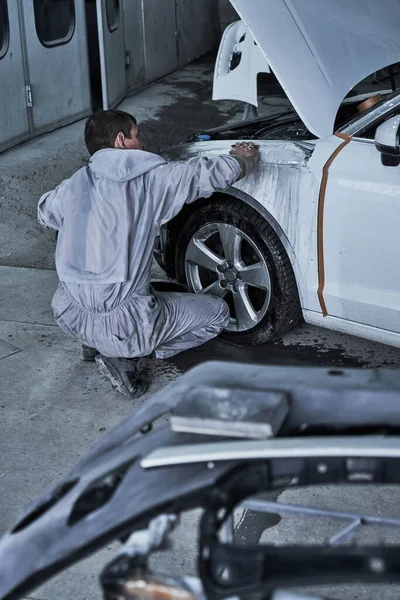 Araba Tamircisi Arabayı Tamir Ediyor — Stok fotoğraf