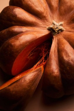 Dilimlenmiş olgun balkabağı turuncu arka planı kapat