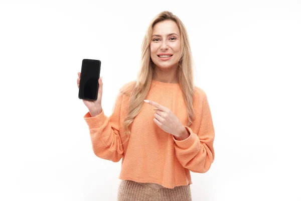 Vacker Upphetsad Blond Flicka Casual Punkter Smartphone Skärmen Och Leenden — Stockfoto