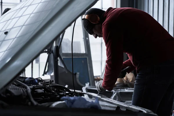 Autoservice Mitarbeiter Repariert Auto — Stockfoto