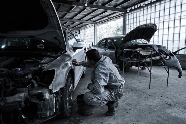Работник Автосервиса Восстанавливает Автомобиль — стоковое фото