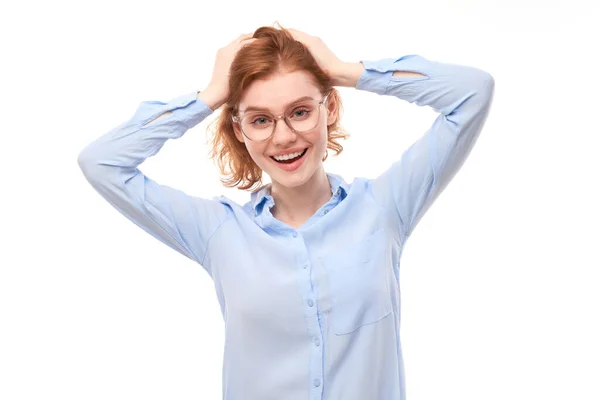 Chockad Ansikte Ingefära Flicka Business Shirt Ser Förvånad Med Öppen — Stockfoto