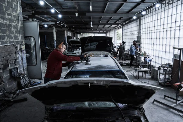 Réparation Des Travailleurs Entretien Automobile Restaure Voiture — Photo