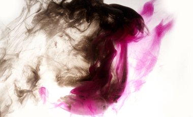 Beyaz mürekkep arka planında koyu duman, renkli sis, soyut girdap gibi dönen okyanus denizi, akrilik boya pigmenti su altında.