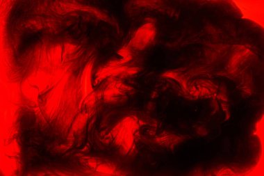 Siyah ve kırmızı mürekkep arkaplanı, renkli sis, soyut girdap gibi dönen okyanus, suyun altında akrilik boya pigmenti, koyu duman.
