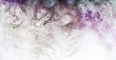 Beyaz mürekkep arka planında koyu duman, renkli sis, soyut girdap gibi dönen okyanus denizi, akrilik boya pigmenti su altında.