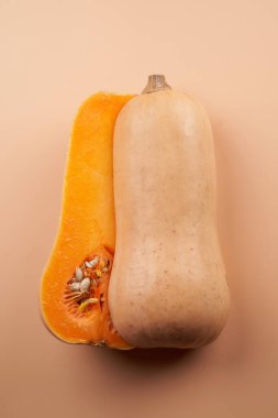 Dilimlenmiş olgun balkabağı turuncu arka planı kapat