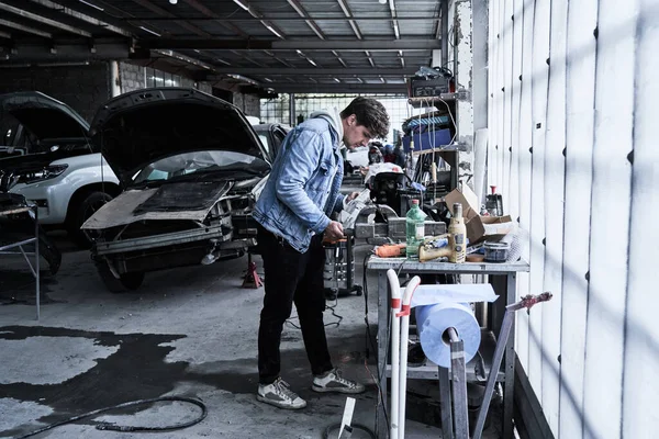 Servizio Auto Operaio Riparazioni Ripristina Auto — Foto Stock