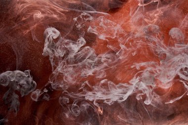 Siyah arkaplanda turuncu beyaz duman, renkli sis, soyut girdap dokunuşu okyanus denizi, akrilik boya pigmenti su altında