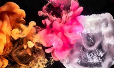 Siyah mürekkep arka planında turuncu pembe duman, renkli sis, soyut girdap dokunuşu okyanus denizi, akrilik boya pigmenti su altında