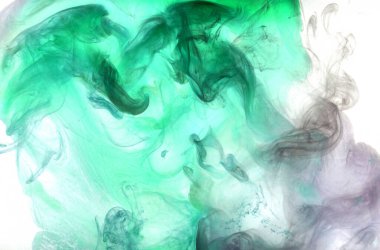 Beyaz mürekkep arka planında yeşil duman, renkli sis, soyut girdaplı zümrüt okyanus denizi, su altında akrilik boya pigmenti.