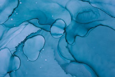 Soyut lacivert okyanus gökyüzü suluboya arka plan. çivit mavisi boya lekeleri, lekeler, su dalgaları, lüks sıvı sıvı duvar kağıdı.