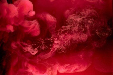 Siyah ve kırmızı mürekkep arkaplanı, renkli sis, soyut girdap gibi dönen okyanus, suyun altında akrilik boya pigmenti, koyu duman.