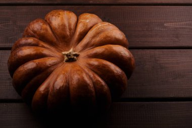 Olgunlaşmış turuncu balkabağı ahşap arkaplanı kapat