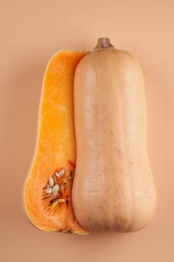 Dilimlenmiş olgun balkabağı turuncu arka planı kapat