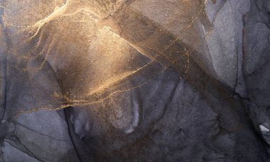 Alkol mürekkebi tekniğinde lüks, soyut koyu arkaplan, siyah altın sıvı boya, dağınık akrilik damlalar ve girdap lekeleri, basılı malzemeler.