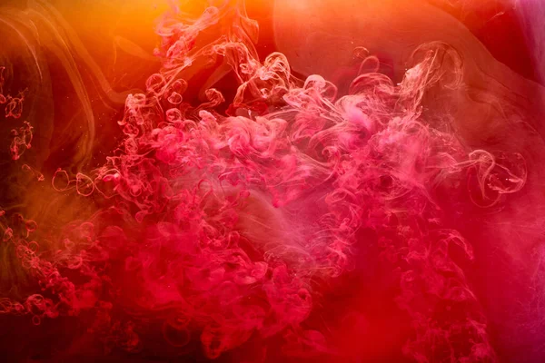 オレンジピンクの煙の背景 カラフルな霧 抽象的な渦巻くインクの海 アクリル絵具顔料水中 — ストック写真