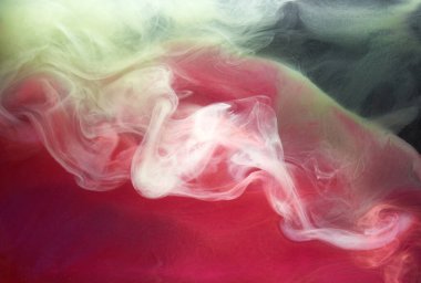 Siyah mürekkep arka planında yeşil pembe duman, renkli sis, soyut girdap dokunuşu okyanus denizi, akrilik boya pigmenti su altında