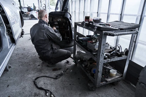 Servizio Auto Operaio Riparazioni Ripristina Auto — Foto Stock