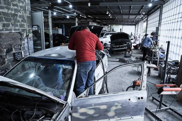 Autoservice Mitarbeiter Repariert Auto — Stockfoto