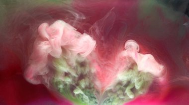 Siyah mürekkep arka planında yeşil pembe duman, renkli sis, soyut girdap dokunuşu okyanus denizi, akrilik boya pigmenti su altında